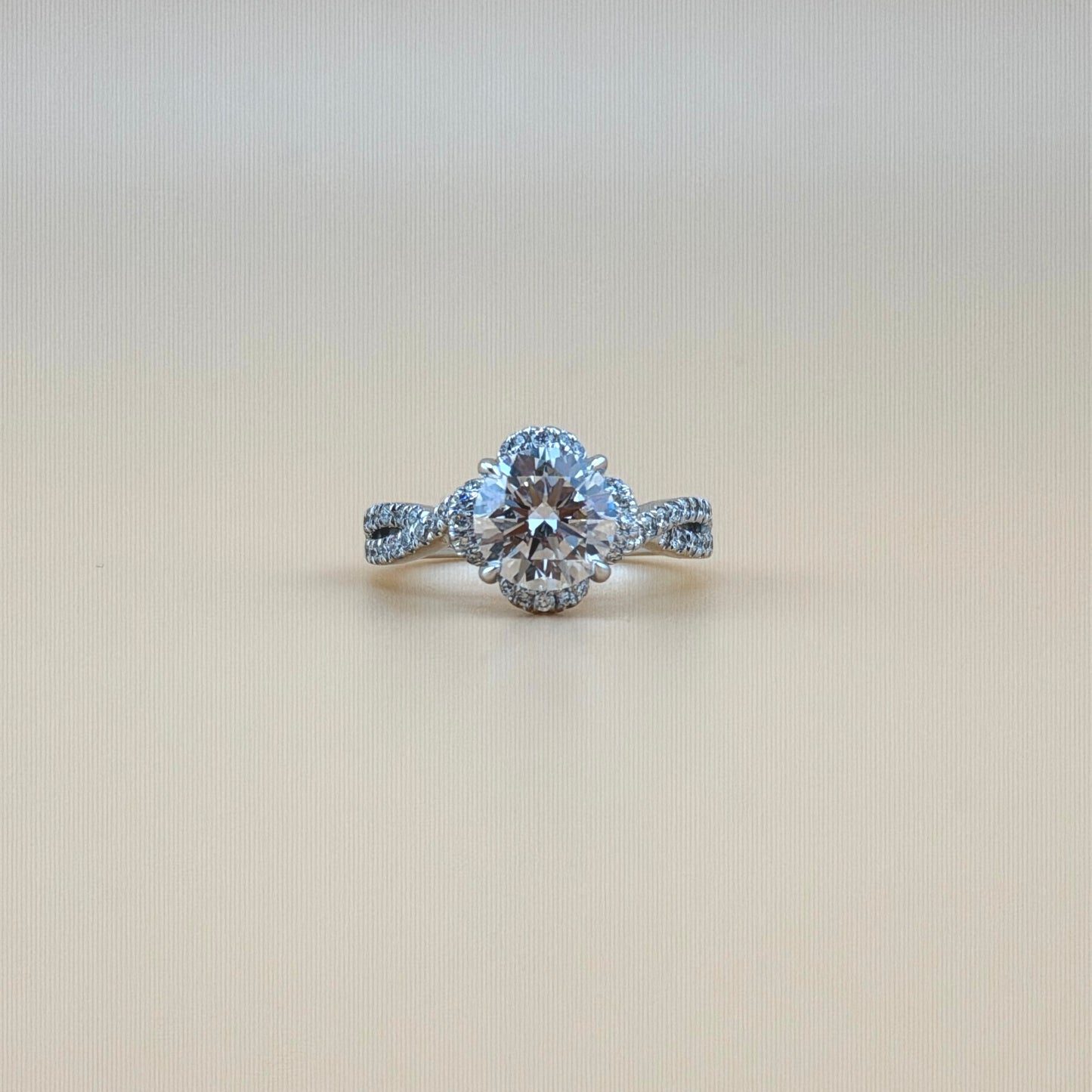 2 carats round center 2.5 carats diamonds 14k gold Engagement Ring