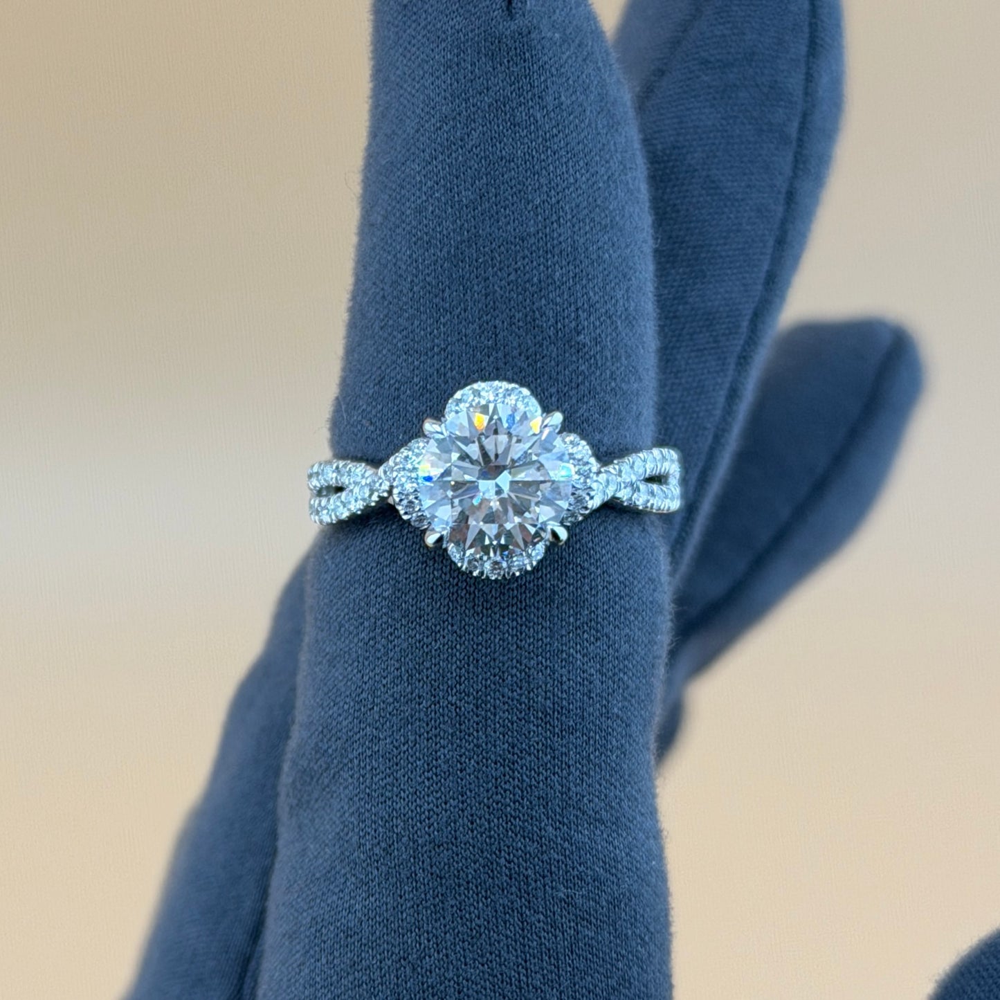 2 carats round center 2.5 carats diamonds 14k gold Engagement Ring